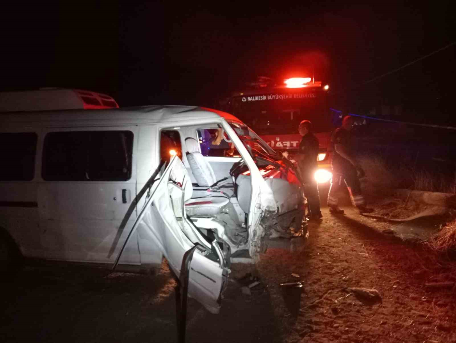 TEK TARAFLI KAZADA YOLCU ARAÇTA SIKIŞTI