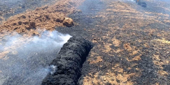 Sındırgı’da samanlar tarlada yandı