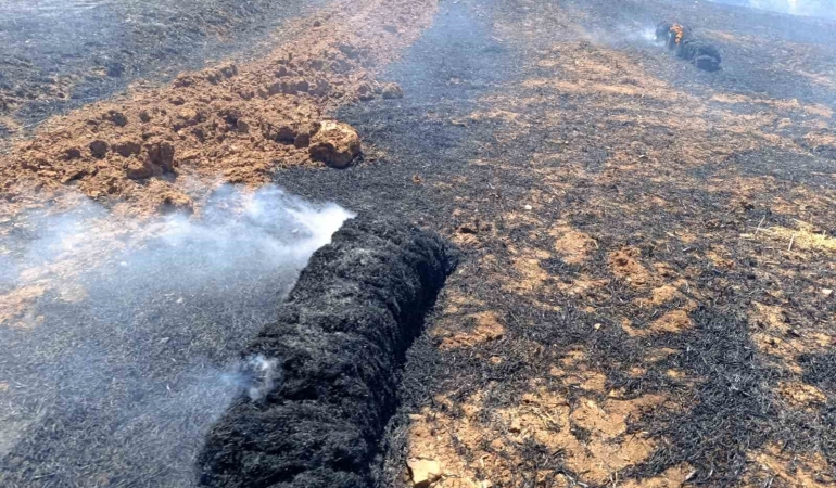 Sındırgı’da samanlar tarlada yandı