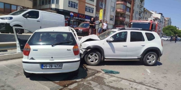 BALIKESİR'DE KARŞI ŞERİDE GEÇEN ARAÇ OTOMOBİLLE ÇARPIŞTI: 1 YARALI