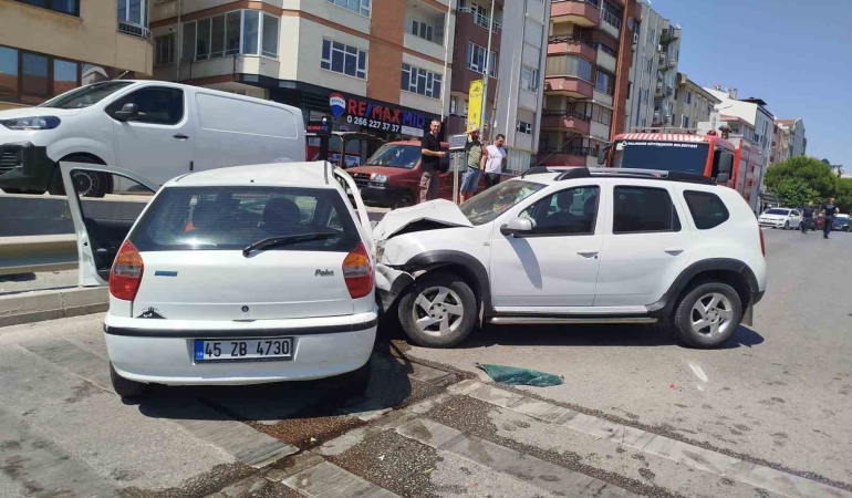 Balıkesir’de karşı şeride geçen araç otomobille çarpıştı: 1 yaralı