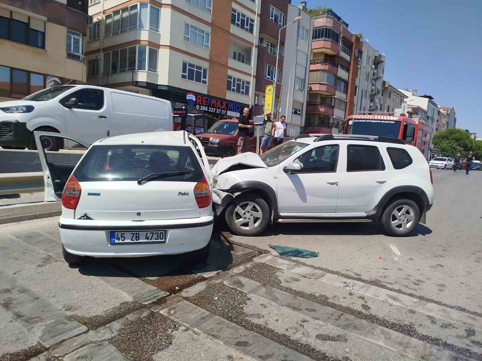 BALIKESİR'DE KARŞI ŞERİDE GEÇEN ARAÇ OTOMOBİLLE ÇARPIŞTI: 1 YARALI