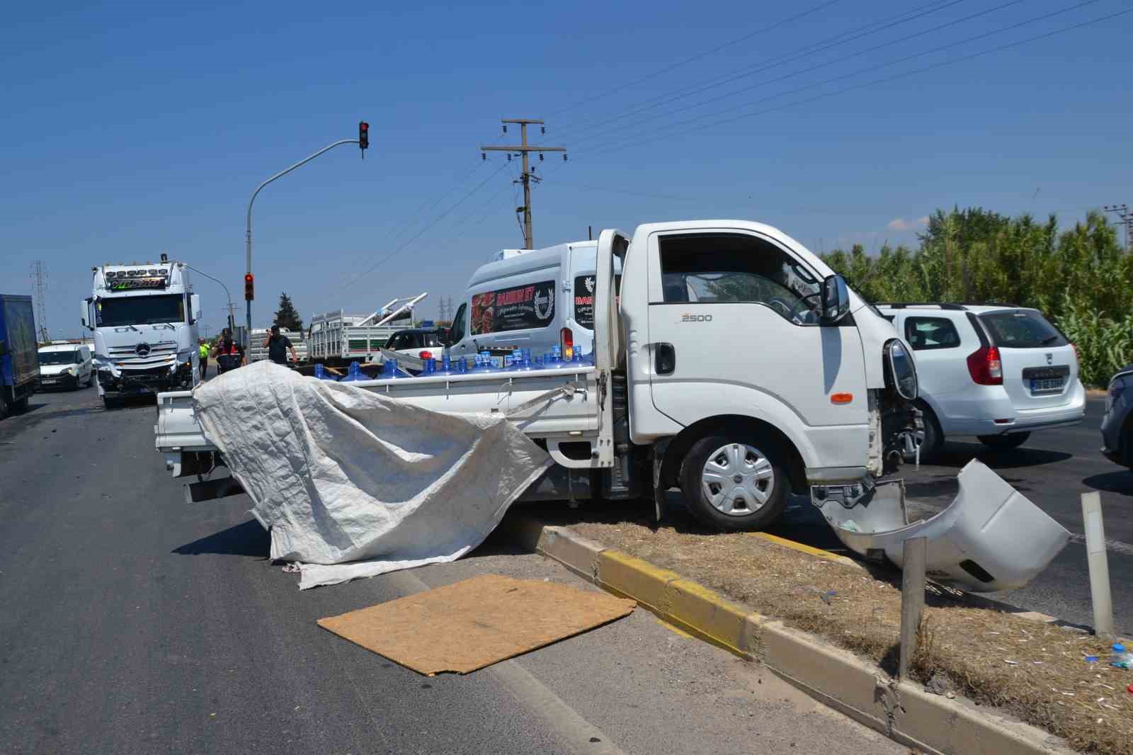 AYVALIK’TA TIR İLE KAMYONET ÇARPIŞTI; 1 KİŞİ YARALANDI