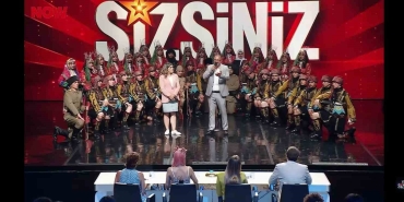 BALIKESİRLİ LİSE ÖĞRENCİLERİNİN KUVAYI MİLLİYE GÖSTERİSİ YARI FİNALE KALDI AYNA KÜLTÜR SANAT GÖSTERİLERİ İLE GÖZ KAMAŞTIRIYOR