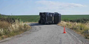 BANDIRMA'DA KİMYASAL YÜKLÜ TIR YAN YATTI: SÜRÜCÜ KAZAYI YARA ALMADAN ATLATTI