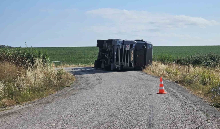 Balıkesir’de kimyasal yüklü tır yan yattı: Sürücü kazayı yara almadan atlattı