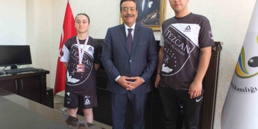 BURHANİYE KAYMAKAMI ATİLLA,  BAŞARILI SPORCUYU ÖDÜLLENDİRDİ