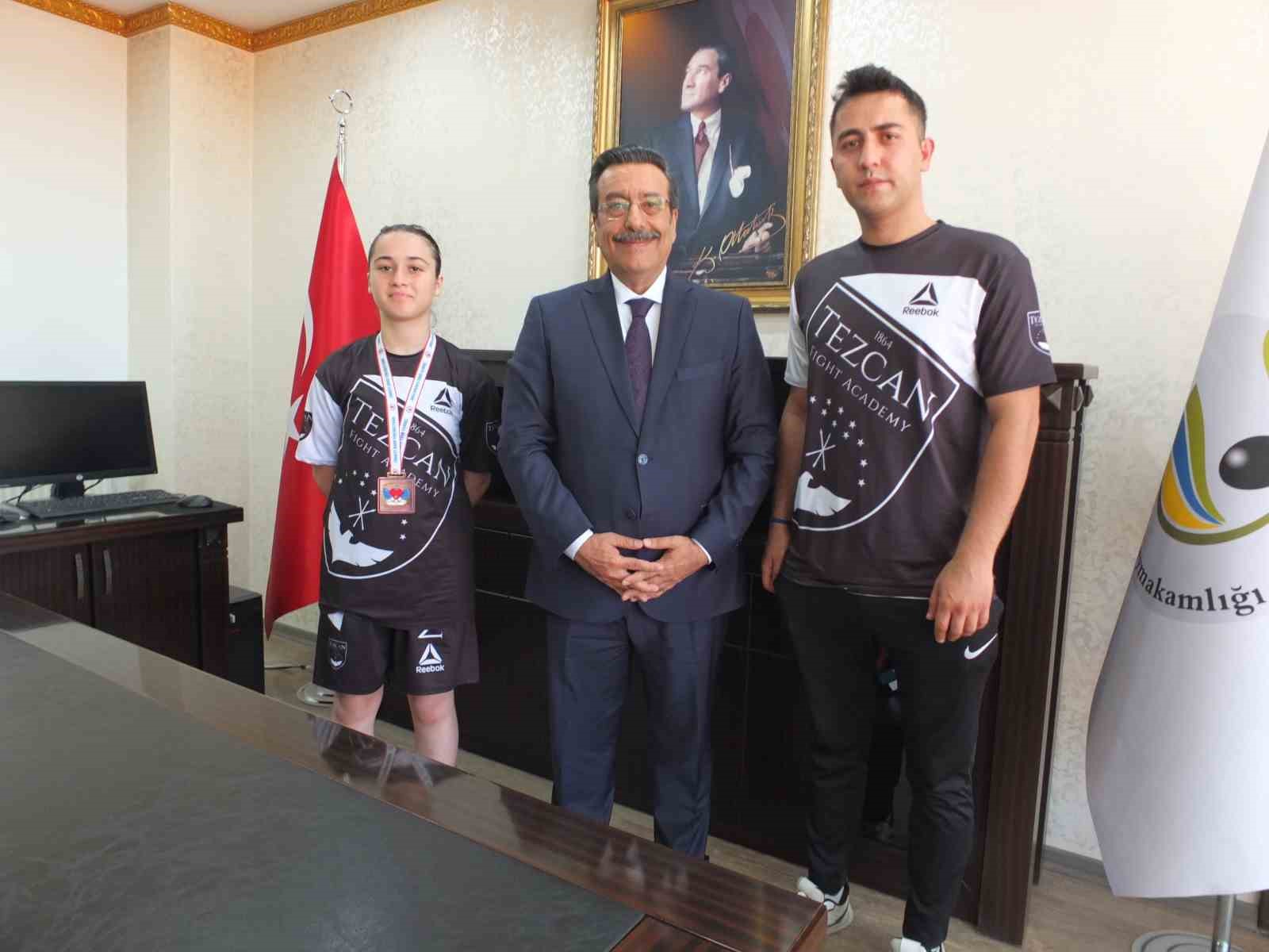 BURHANİYE KAYMAKAMI ATİLLA,  BAŞARILI SPORCUYU ÖDÜLLENDİRDİ