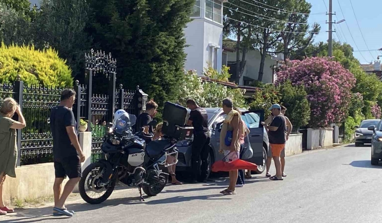 Alkollü kadın sürücünün kullandığı araç bahçe duvarına çarparak durabildi