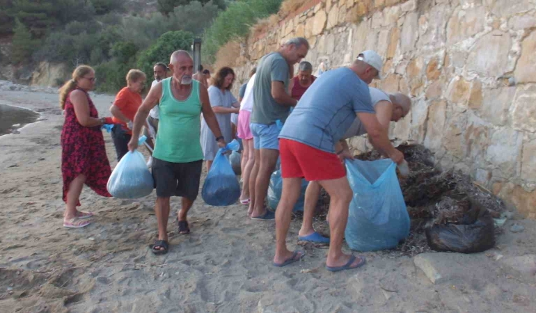 Balıkesir’de vatandaşlar sahil temizliği için imece yaptı
