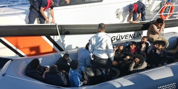 Ayvalık açıklarında 16 düzensiz göçmen yakalandı