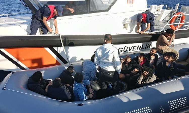 Ayvalık açıklarında 16 düzensiz göçmen yakalandı