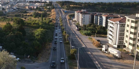 Erdek’te tatilci yoğunluğu, trafik hattı havadan görüntülendi