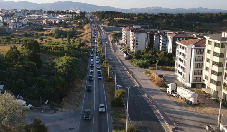 Erdek’te tatilci yoğunluğu, trafik hattı havadan görüntülendi