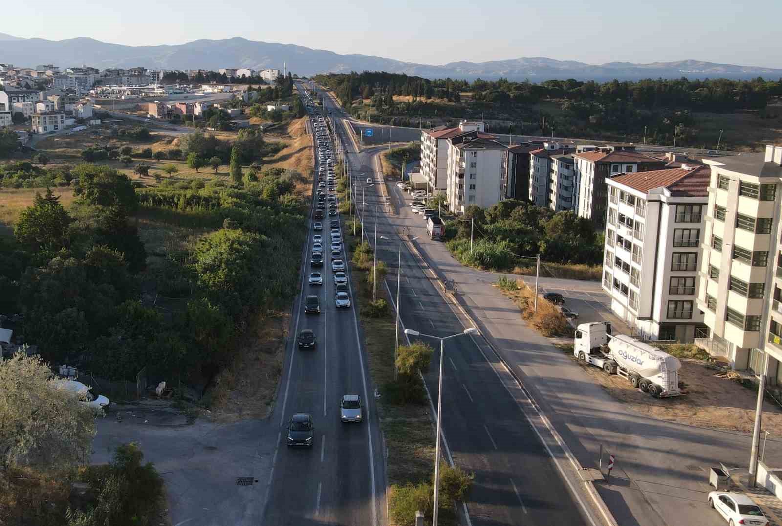 ERDEK’TE TATİLCİ YOĞUNLUĞU, TRAFİK HATTI HAVADAN GÖRÜNTÜLENDİ KAPIDAĞ YARIMADASI'NA AKIN, HAFTA SONU TATİLİNDE TRAFİK DÜĞÜMÜ
