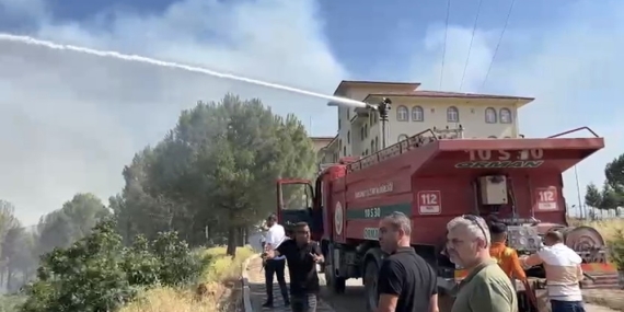 Yangının ilerlediği okul son anda kurtuldu