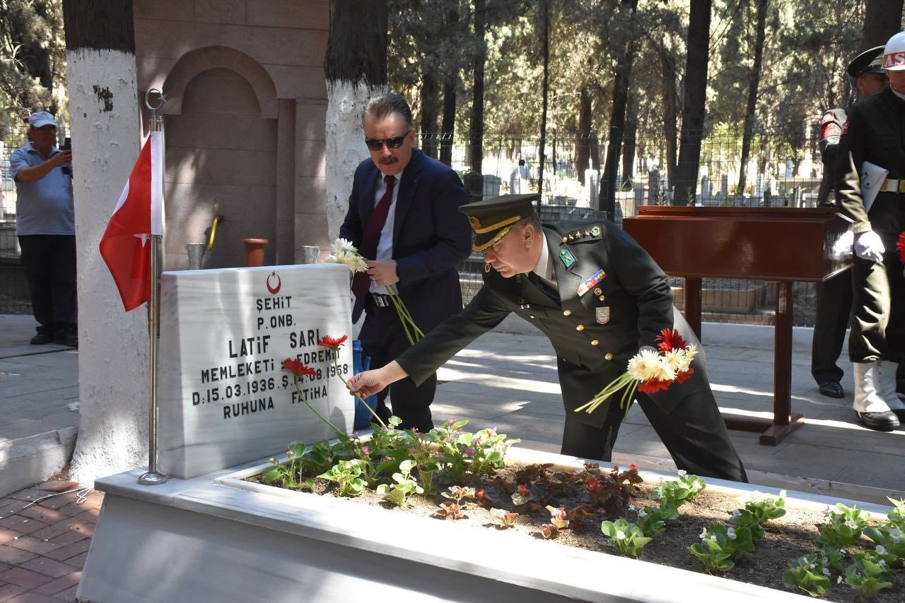 EDREMİT'TE 15 TEMMUZ ETKİNLİKLERİ ŞEHİTLİK ZİYARETİYLE BAŞLADI