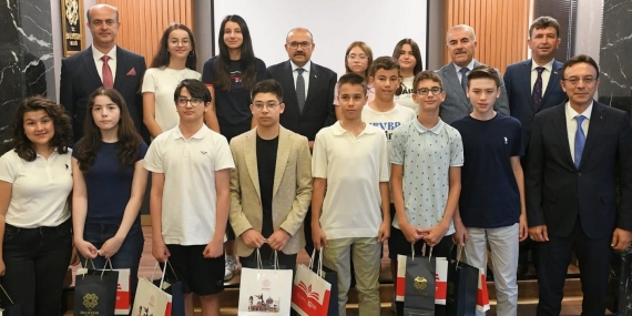 Balıkesir Valisi Ustaoğlu, LGS şampiyonları ödüllendirildi