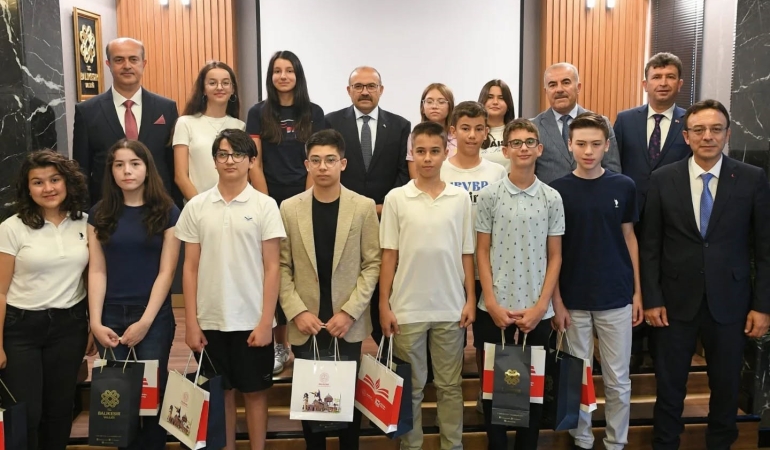 Balıkesir Valisi Ustaoğlu, LGS şampiyonları ödüllendirildi