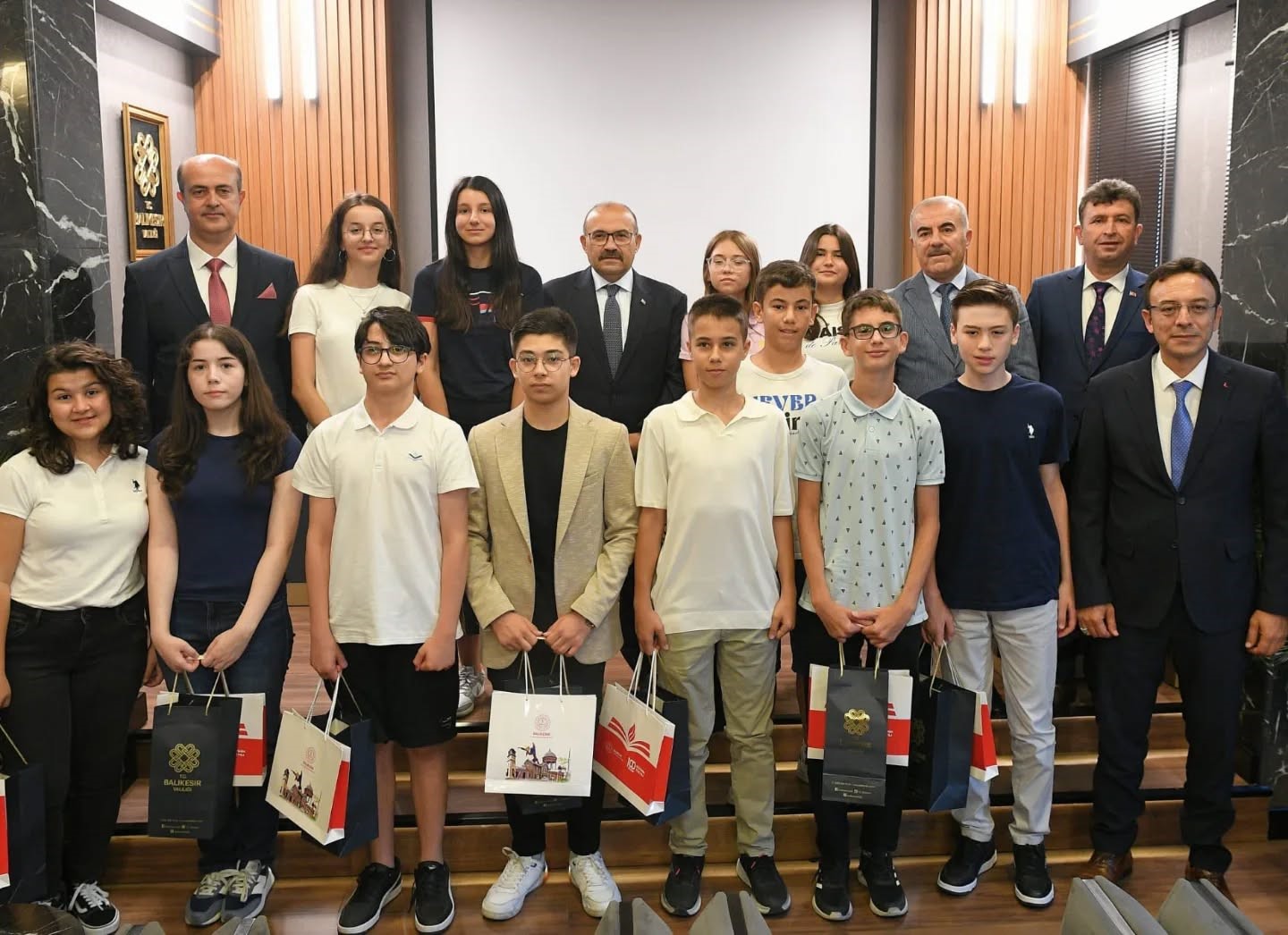 BALIKESİR VALİSİ USTAOĞLU, LGS ŞAMPİYONLARI ÖDÜLLENDİRİLDİ