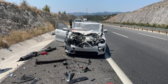 Balıkesir’de otomobil önünde giden kamyonete çarptı; 2 yaralı