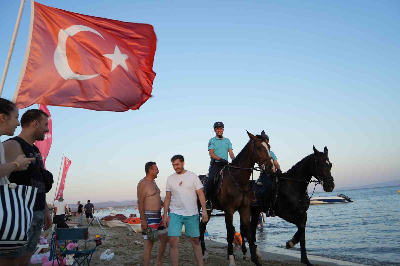 AYVALIK SAHİLLERİNDE ATLI JANDARMA GÖREVE BAŞLADI ATLI JANDARMALAR YERLİ VE YABANCI TURİSTLERDEN BÜYÜK İLGİ GÖRÜYOR