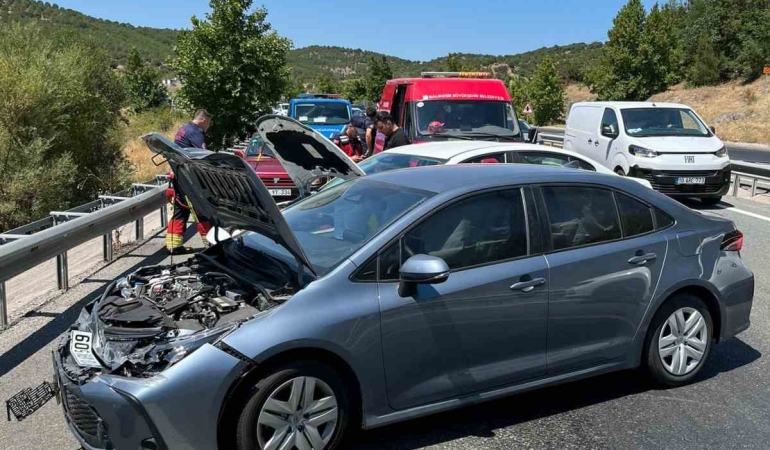 Asfaltın erimesi zincirleme kazaya neden oldu: 8 yaralı