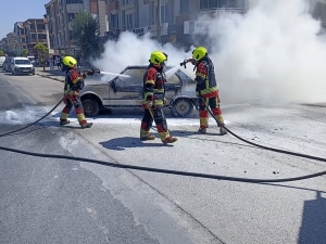 BALIKESİR'DE LPG'Lİ ARAÇ YOL ORTASINDA YANDI