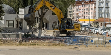 ÇEVRE DÜZENLEMESİ DİYEREK AĞAÇLARI TAHRİP ETTİLER