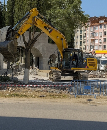 ÇEVRE DÜZENLEMESİ DİYEREK AĞAÇLARI TAHRİP ETTİLER