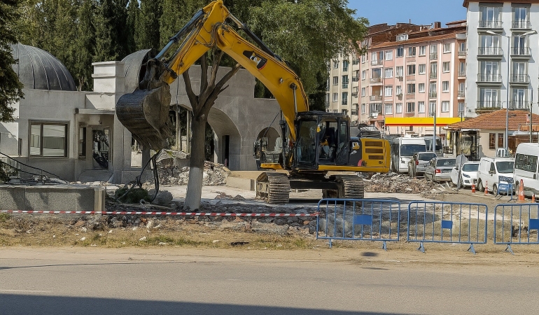 Çevre düzenlemesi diyerek ağaçları tahrip ettiler
