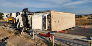 KONTROLDEN ÇIKAN KAMYON DEVRİLDİ: 1 AĞIR YARALI