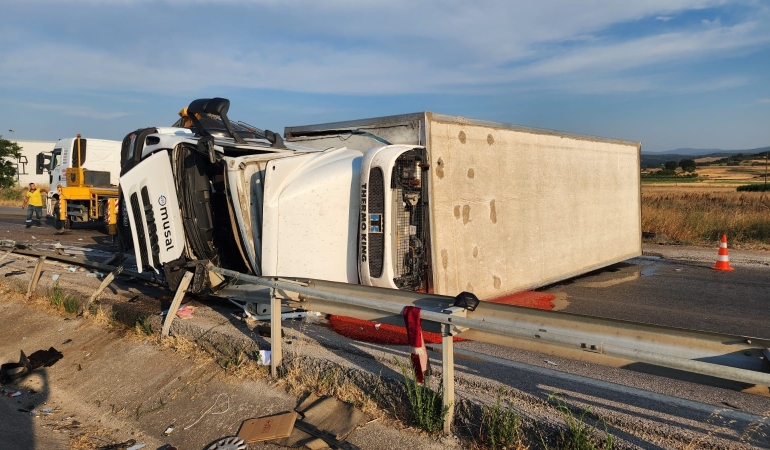 Kontrolden çıkan kamyon devrildi: 1 ağır yaralı