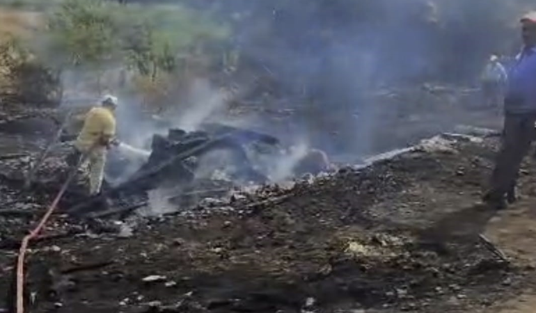 Tutuşan saman balyaları ile büyüyen alevlere itfaiye müdahale etti