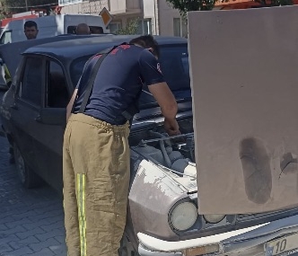 Gönen’de seyir halindeki araçtan dumanlar yükseldi