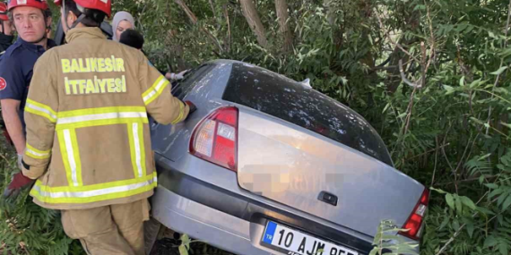 Balıkesir’de otomobil şarampole uçtu: 2 yaralı