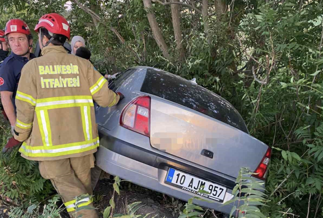Balıkesir’de otomobil şarampole uçtu: 2 yaralı