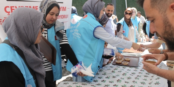 Manyas’ta Diyanet Gençliğinden aşure ikramı