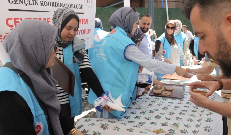 Manyas’ta Diyanet Gençliğinden aşure ikramı
