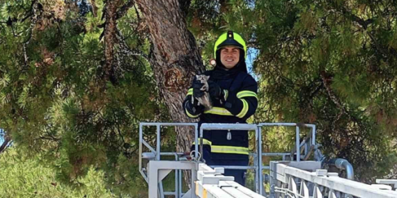 Balıkesir itfaiyesinden kedi kurtarma operasyonu