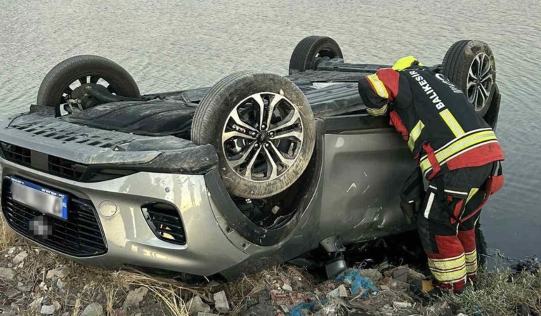 Yol dışına savrulan otomobil takla attı, sürücü kayıp
