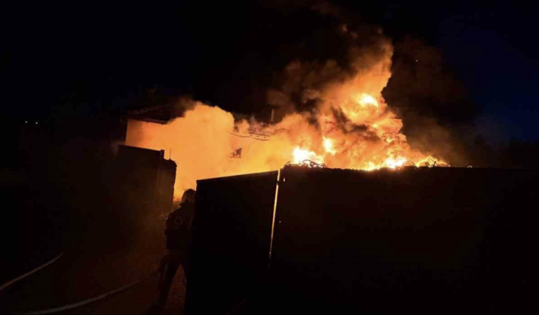 Balıkesir’de hurdalık yangını korkuttu