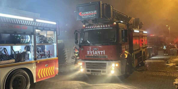 Balıkesir’de zeytinyağı paketleme bölümündeki yangın söndürüldü