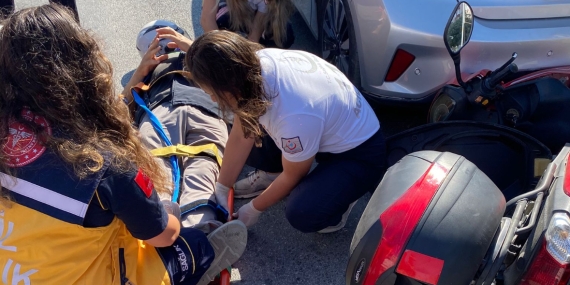 Bandırma’da motosiklet kırmızı ışıkta bekleyen araca çarptı