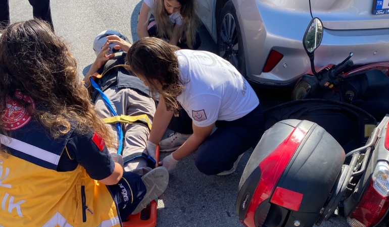 Bandırma’da motosiklet kırmızı ışıkta bekleyen araca çarptı