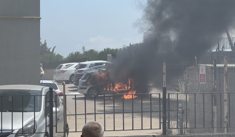 Bandırma’da hastane otoparkında araç yangını