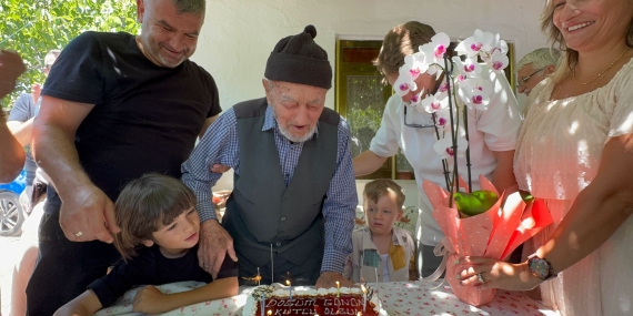 100 yaşına basan Recep Ercan’a Üzümlü Mahallesi’nde anlamlı kutlama