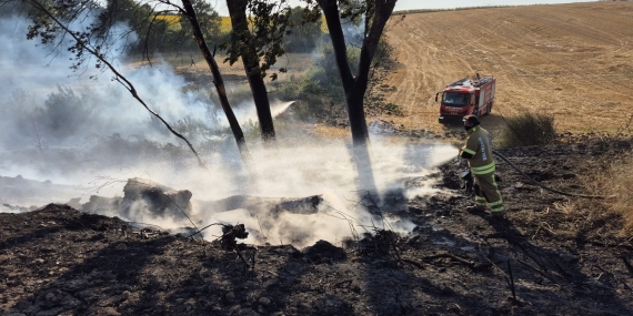 Gönen’de kırsal alanda çıkan arazi yangını söndürüldü