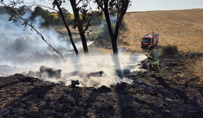 Gönen’de kırsal alanda çıkan arazi yangını söndürüldü