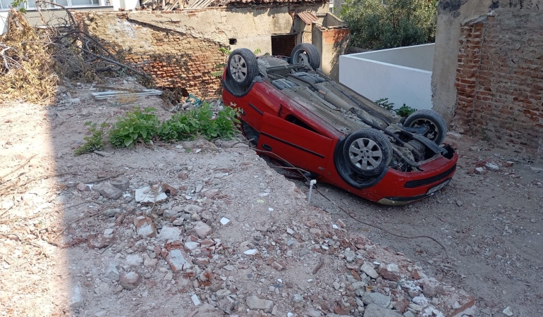 Erdek’te park etmeye çalışırken takla atan araç arsaya düştü